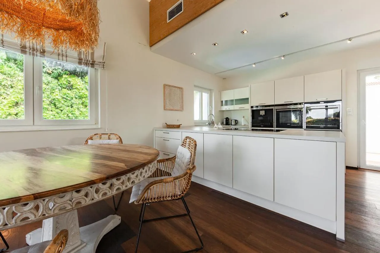 Villa Madrugada, Beachside Villa In Costabella Marbella
